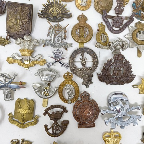 985 - Assorted military cap and other badges