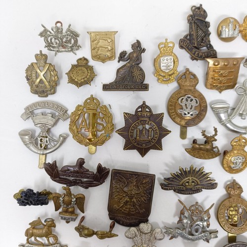 985 - Assorted military cap and other badges