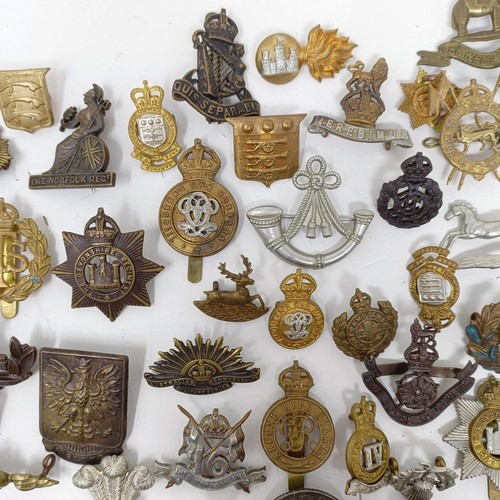 985 - Assorted military cap and other badges