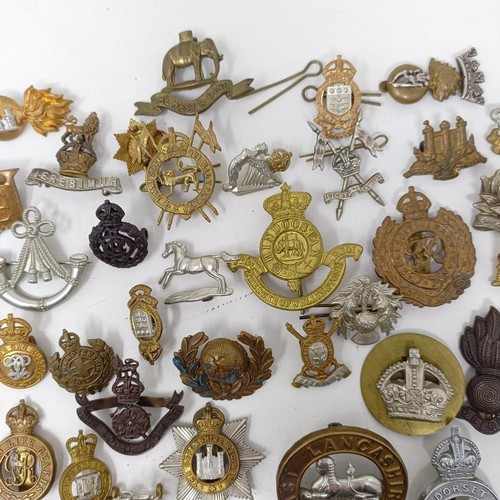 985 - Assorted military cap and other badges