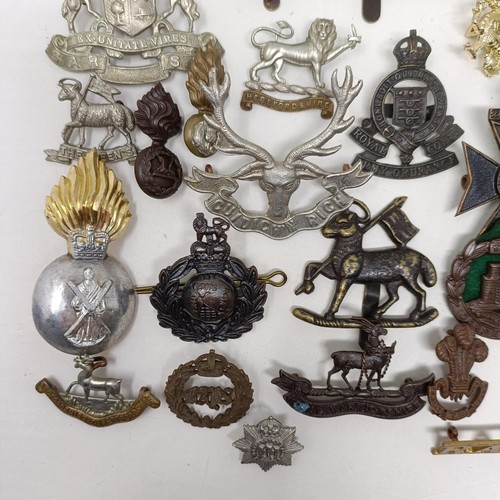 986 - Assorted military cap and other badges