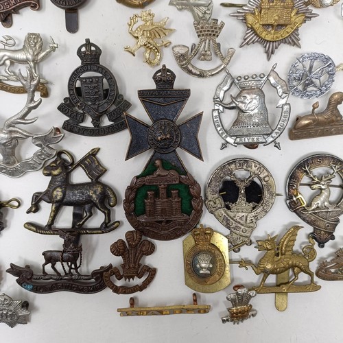 986 - Assorted military cap and other badges