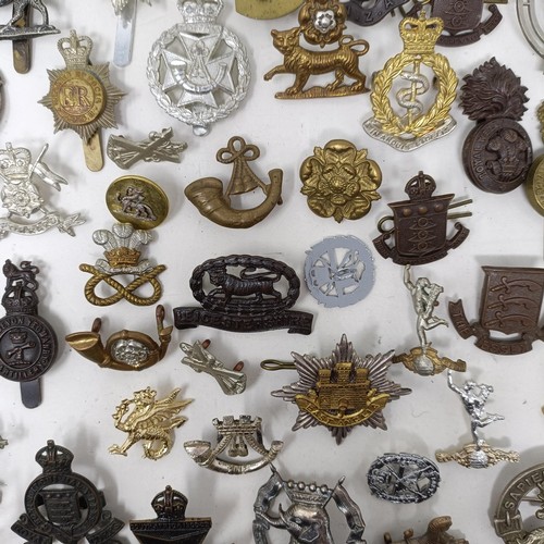 986 - Assorted military cap and other badges