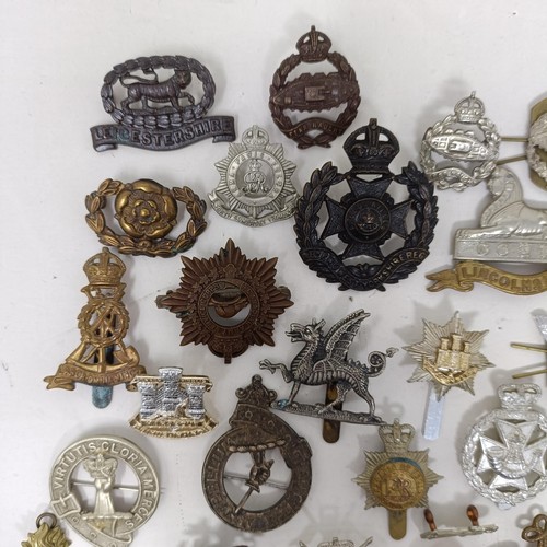 986 - Assorted military cap and other badges