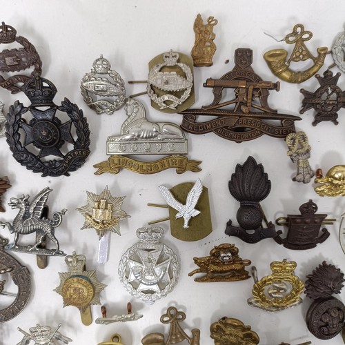 986 - Assorted military cap and other badges