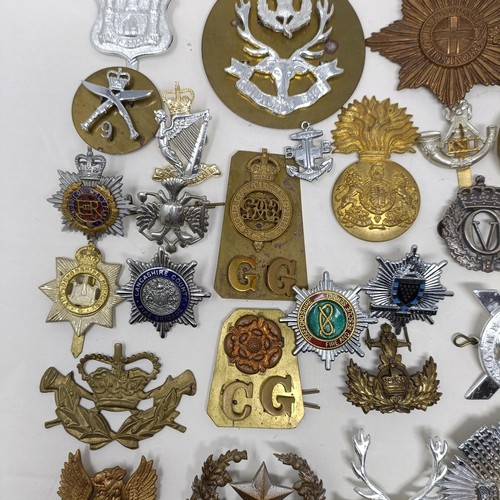 988 - Assorted military badges, including stay-brite