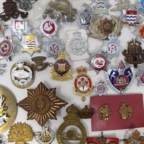 988 - Assorted military badges, including stay-brite