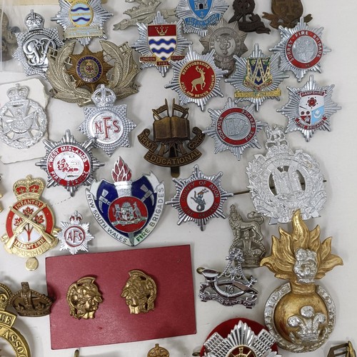 988 - Assorted military badges, including stay-brite