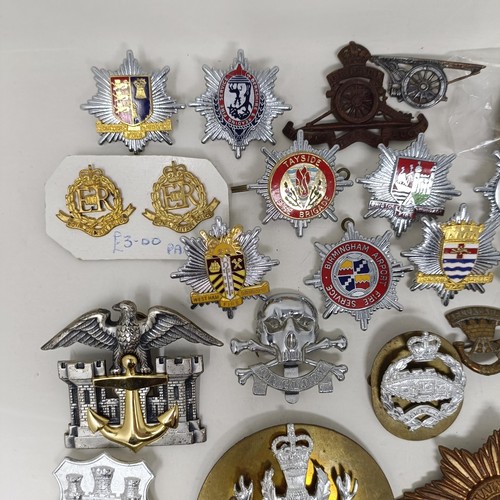 988 - Assorted military badges, including stay-brite