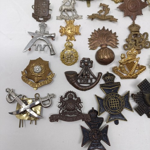 989 - Assorted military cap and other badges