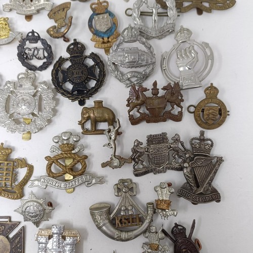 989 - Assorted military cap and other badges