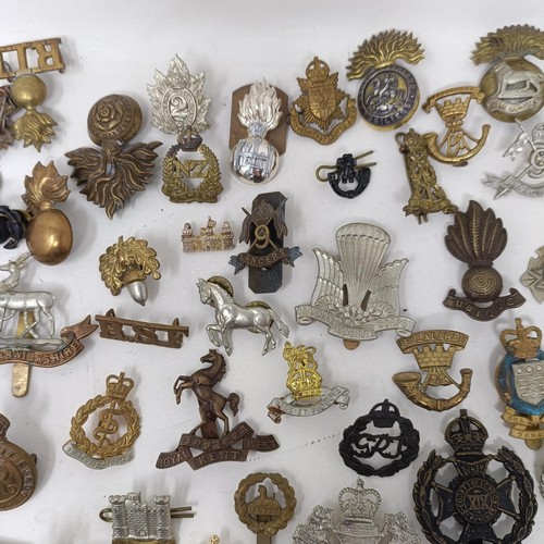 989 - Assorted military cap and other badges