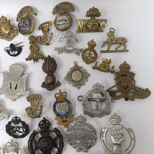 989 - Assorted military cap and other badges