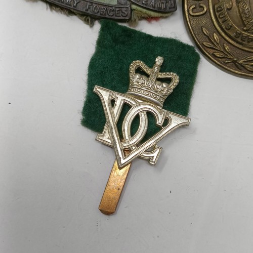 991 - Assorted military cap and other badges