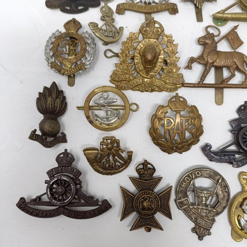 992 - Assorted military cap and other badges