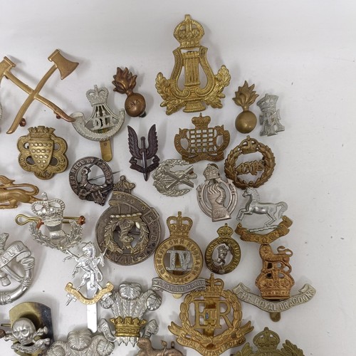 992 - Assorted military cap and other badges