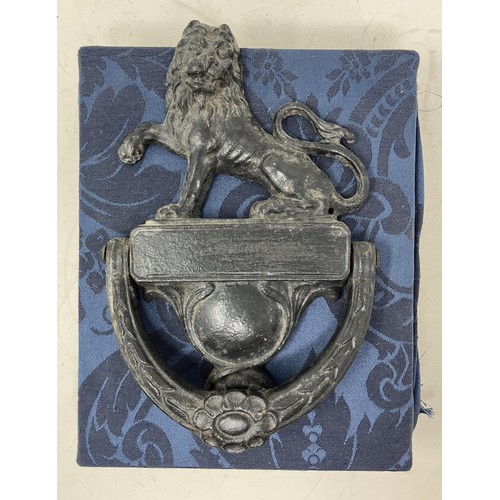 1308 - A late Victorian cast iron door knocker, with a lion finial, 25 x 16 cm