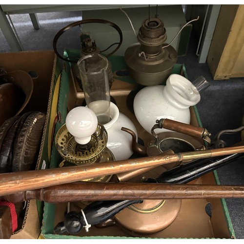 1400 - A brass bowl, a pair of candlesticks, and assorted other metalwares (qty)