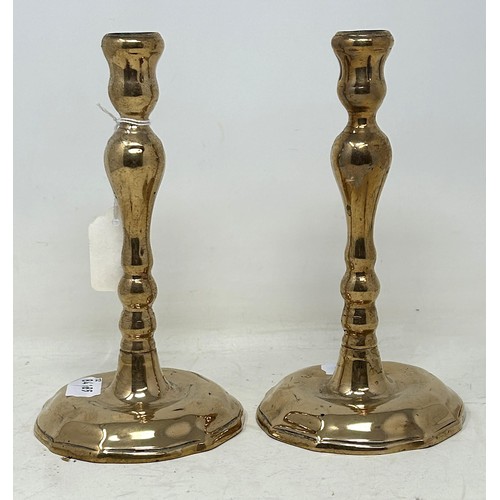 1338 - A pair of 18th century style candlesticks, on shaped circular bases, 21 cm high  (2)