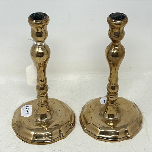 1338 - A pair of 18th century style candlesticks, on shaped circular bases, 21 cm high  (2)