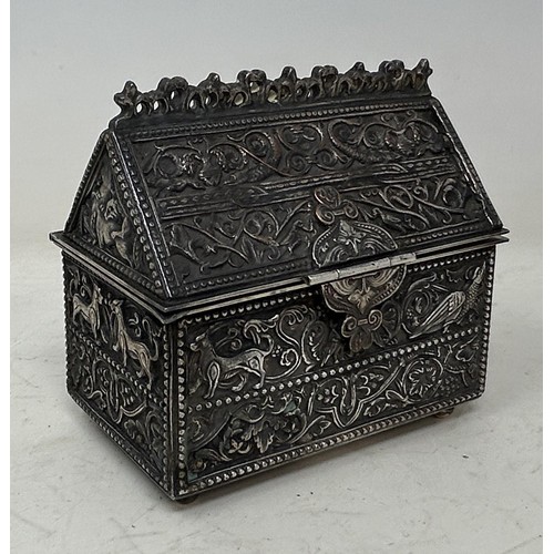 1345 - A 16th century style silver plated casket, 11 cm wide, a jelly type mould, in the form of a sheep, 1... 