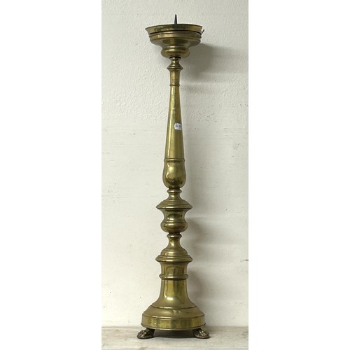 1349 - A large 18th century style brass floor standing pricket stick, on lion paw feet, 96 cm high