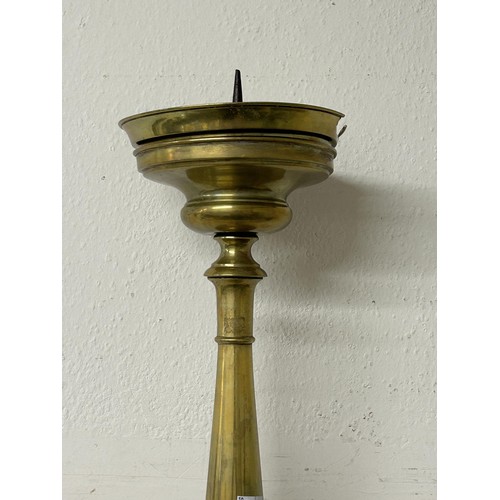 1349 - A large 18th century style brass floor standing pricket stick, on lion paw feet, 96 cm high