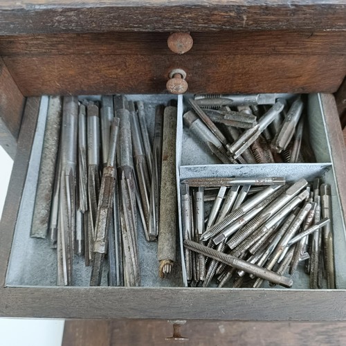 1498 - Assorted clock makers and other tools, in a cabinet 44 cm wide