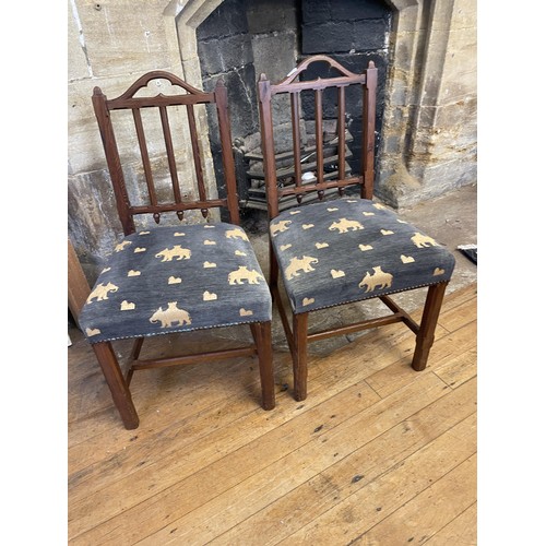 1634 - A mahogany side table, 75 cm wide, an oak side table, 104 cm wide, and a pair of hall chairs (4)