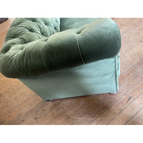 1648 - A Chesterfield style drop end sofa, 165 cm wide