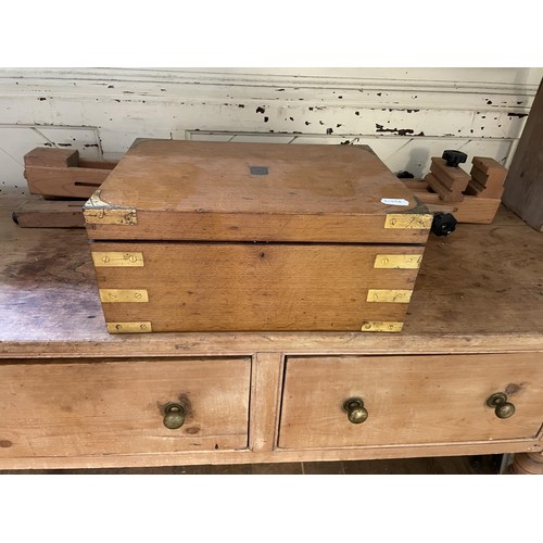 1555 - A pine dresser, 131 cm wide, a wall shelf, an easel, a fire surround, and a tray topped table (6)