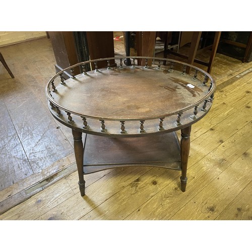 1662 - A mahogany bedside chest of three drawers, 40 cm wide, a pedestal, a cake stand, and four tables (7)