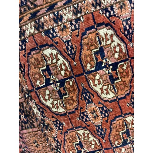 1589 - An antique Turkamon rug, 120 x 102 cm