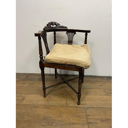 1577 - An American style rocking chair, and a corner chair (2)