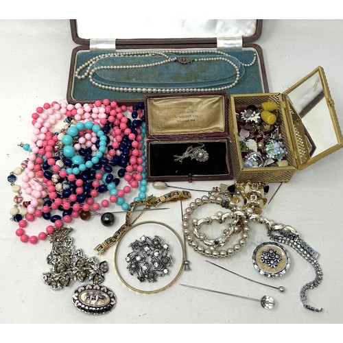 1433 - Assorted costume jewellery