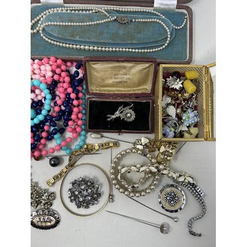 1433 - Assorted costume jewellery