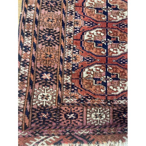 1589 - An antique Turkamon rug, 120 x 102 cm