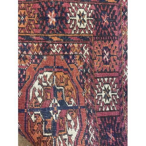 1589 - An antique Turkamon rug, 120 x 102 cm