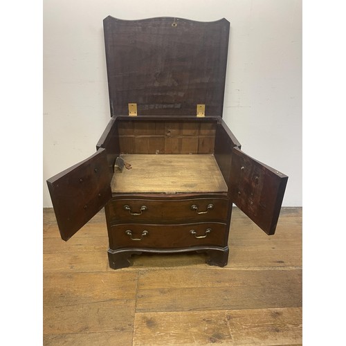 1569 - A serpentine front mahogany commode, 62 cm wide