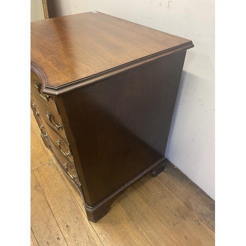 1569 - A serpentine front mahogany commode, 62 cm wide