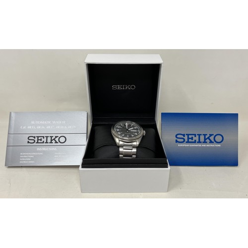 1 - A gentleman's stainless steel Seiko Automatic wristwatch, boxed, with instructions and spare links