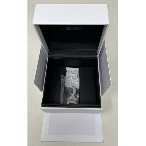 1 - A gentleman's stainless steel Seiko Automatic wristwatch, boxed, with instructions and spare links