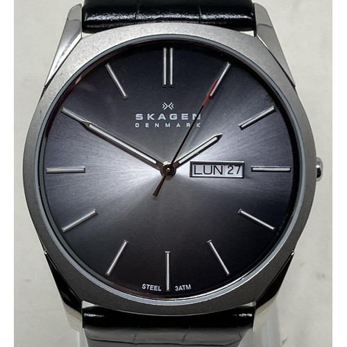 27 - A gentleman's titanium Skagen 233XLTTMO wristwatch, on a steel mesh strap, boxed, with instruction a... 