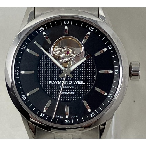 30 - A gentleman's stainless steel Raymond Weil Geneve Automatic wristwatch, boxed, with instructions, gu... 