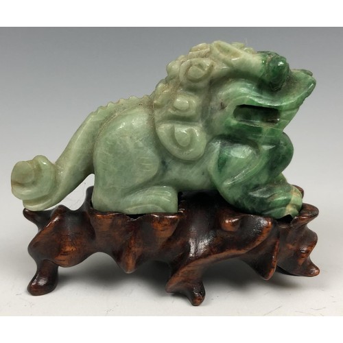 1596 - A Chinese carved green carnelian figure of a crouching Buddhist lion, probaby Qing Dynasty, 6 cm wid... 