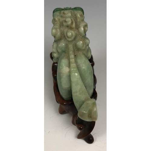 1596 - A Chinese carved green carnelian figure of a crouching Buddhist lion, probaby Qing Dynasty, 6 cm wid... 