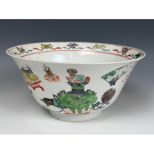 1599 - A Chinese famille verte Hundred Antiquities porcelain bowl, probaby Kangxi period, blue double circl... 