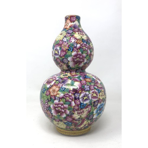 1604 - A Chinese one thousand flower double gourd vase, character mark to base, 22 cm high