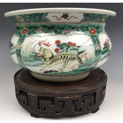 1609 - A Chinese famille verte bowl, decorated beasts, six character mark to base, 20 cm diameter, on a car... 