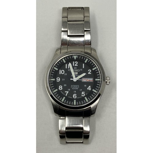 141 - A gentleman's stainless steel Seiko 5 Sports Automatic 23 jewels 100M wristwatch